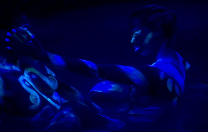 Radical Lesbian: फ्लूरोसेंट बॉडी पेंट गर्ल्स।