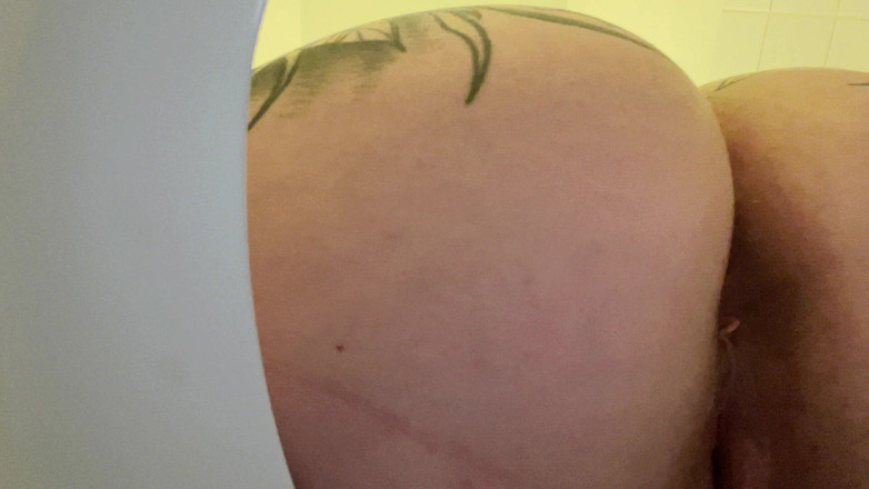 Miss Valentina: Mi perra en el baño