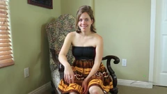 Anna memberikan temu bual, perlahan-lahan menanggalkan pakaiannya, dan menyentuh pepek berbulu blondenya