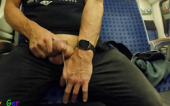 Funnyboy-Ger: Ik masturbeerde heel spontaan in de rijdende trein en had...