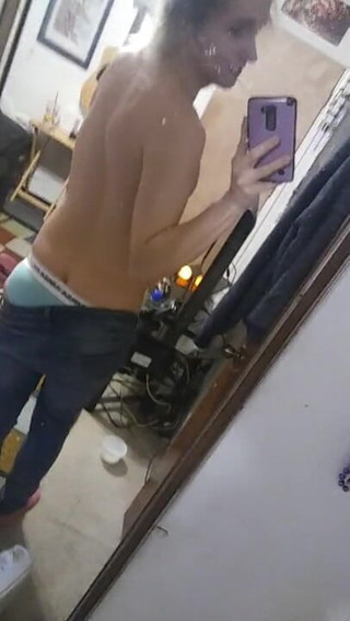 Sissy boy videos: Garoto fofo de frente para o espelho mostrando suas partes íntimas