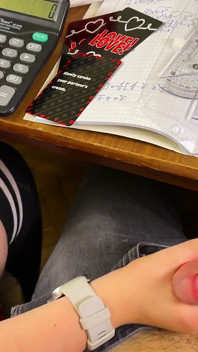LICEALISTKA Rżnie go pod ławką na lekcji matematyki. Na uczelni