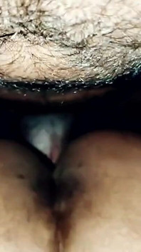 La ragazza di 18 anni appena sposata insoddisfatta si fa un ditalino a orgasmo e si masturba la figa bagnata