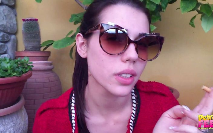 Smokin Fetish: Rozkošná brunetka kouří její doutník venku