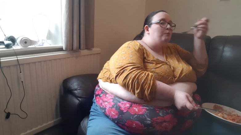 SSBBWLadyBrads: SSBBW huge belly whilst eating on sofa