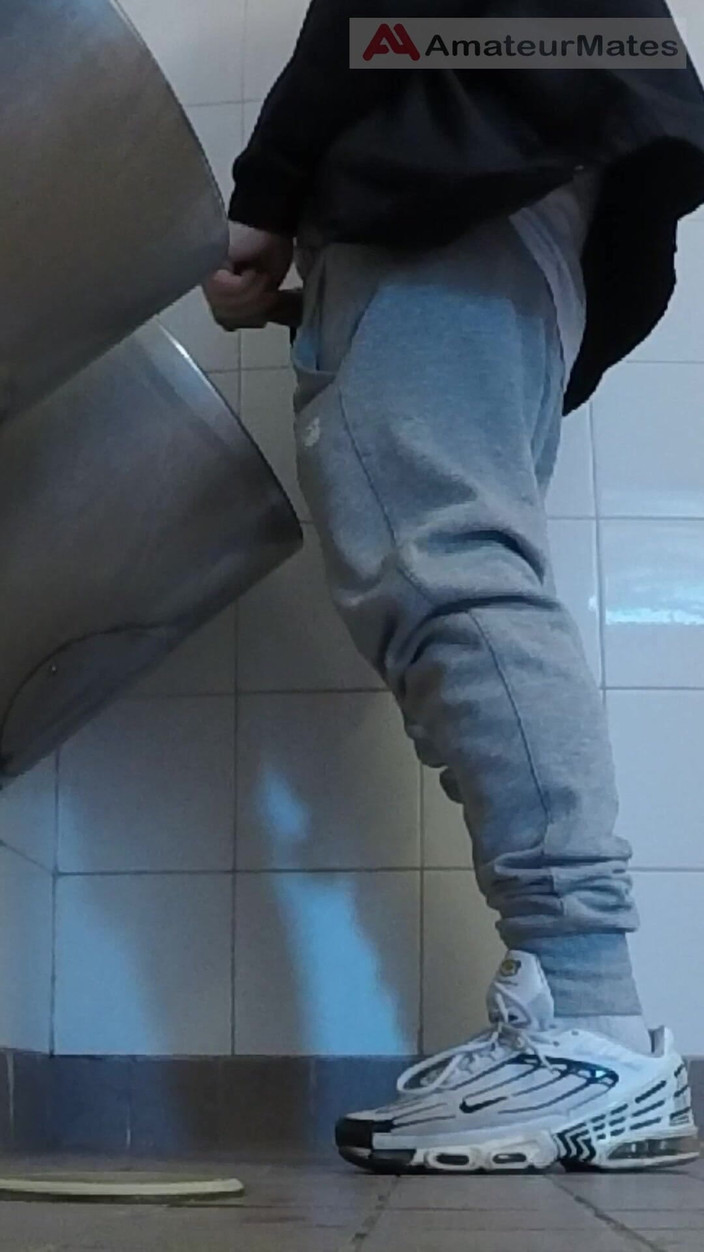 AmateurMates: Ragazzi Amatoriali Con Le Sneakers Si Masturbano E Provano Una...