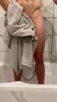 뜨거운 물방울이 벌거벗은 몸으로 미끄러져 내려오는 아침이 바로 시작...