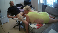 Zona901: Sousedka saje velkou část horkého spermatu z ptáka a polyká to