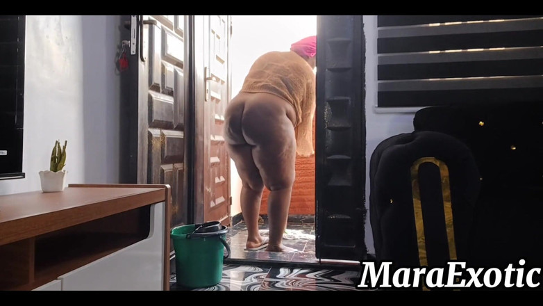 Mara Exotic: Cur gras negresă care face curățenie Doamna Goală Acasă curățenie -...