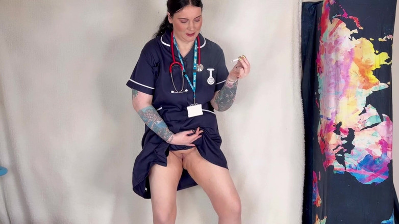 MissFFW: 담배와 오줌을 위해 재갈을 물리는 간호사 Ffw