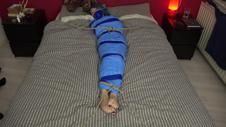 Restricting Ropes: Luna Grey - муміфікована на ліжку