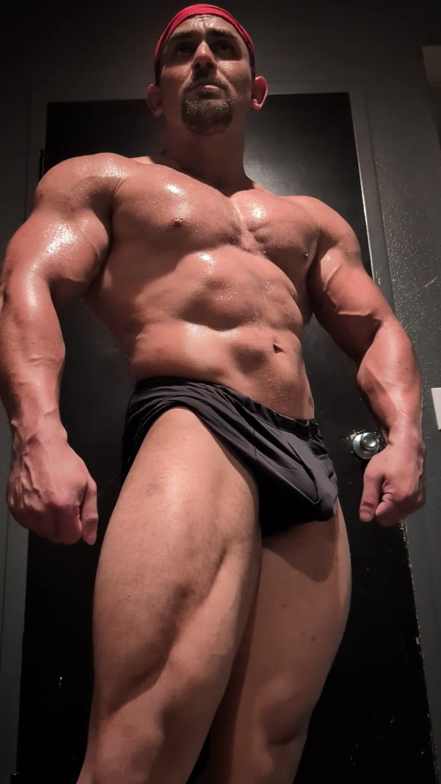 Hot Muscular Bodybuilder Poses and Flexes Naked (Benji Bastian)