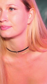 Sexy bar babe ukázal ji dospělé hračky