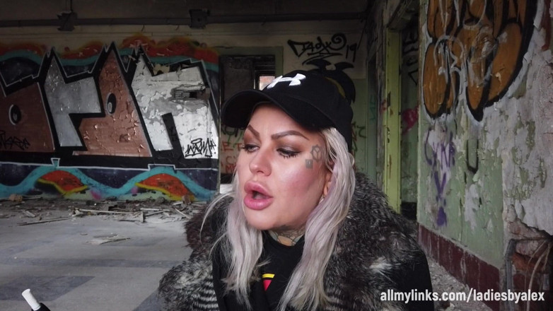 Fetish videos by Alex: Blonde dame rookt een elektronische sigaret op de trap