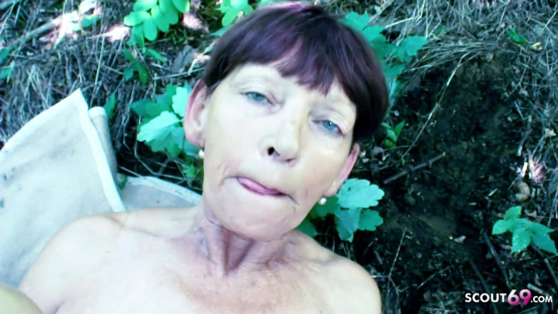 Full porn collection: Nenek kurus pergi berjalan-jalan dengan cucu tirinya dan berkongkek di...