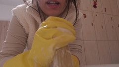 AmayaMori: Min styvsyster i gula diskhandskar tar ett bad med en...