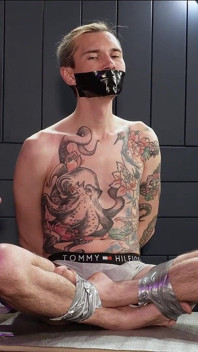 Nicky tape nô lệ trong bàn xoay Sony