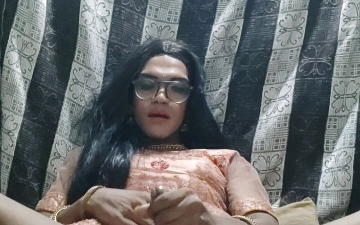Keerthanakeerthi95: Desi Indian Shemale Cumming in Traditional Lehanga and Eating Her...