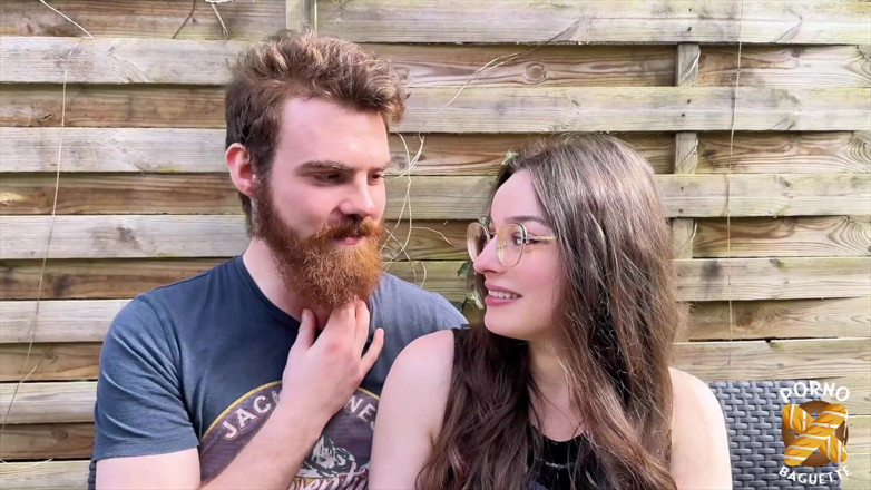 Porno Baguette: Katerina, ateşli esmer, dörtlü seks seviyor