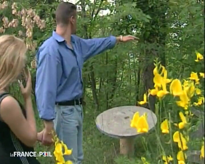 French Wives Offered: Uma sedutora leva uma nova presa a um lugar idílico...