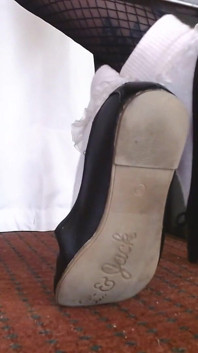 Gioca con le scarpe con calze a rete a strati