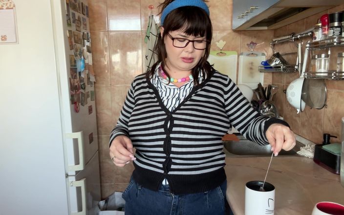 Roxanne Miller: Tea Transformation-乳房扩张，弹出按钮