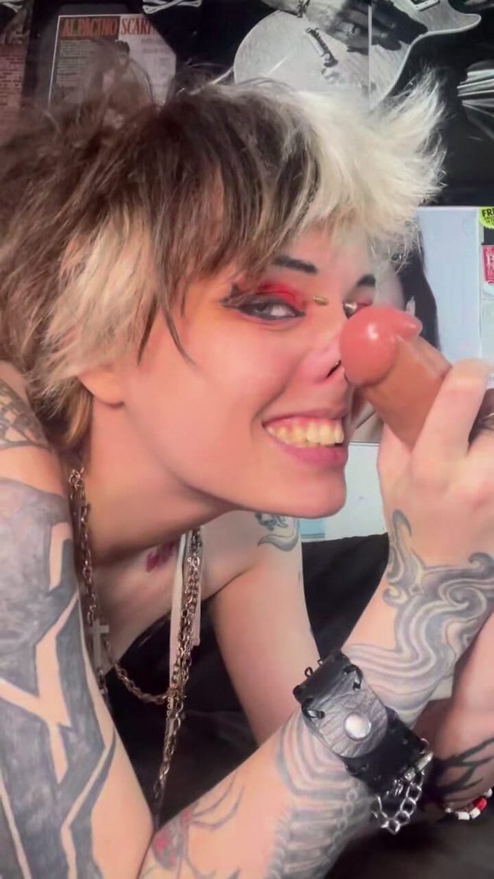 Glitterqueen1999: Nasenfetisch, süße goth reibt deinen schwanz über ihre knopfnase, schweinenase blankziehen,...