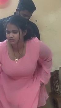 Indiancă bhabhi dolofană sexy în rochie roz transparentă - Dezvăluire de cur masiv și corp cu forme