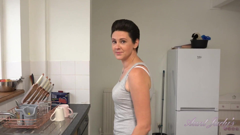 Aunt Judy's: Auntjudys - Scarlet, ta jolie MILF mariée vous suce une bite...