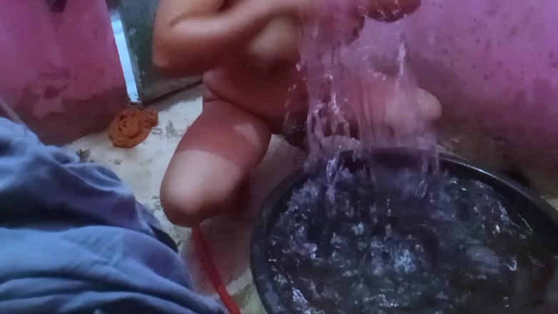 Citra: 내 새엄마는 항상 그녀의 큰 회사를 과시하기 위해 샤워에서 자신을 촬영