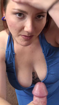 Ally Lust लंड को पथपाते हुए लंड हिलाने के दौरान लंड हिलाने के निर्देश देती है