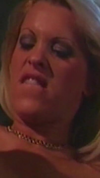 Gagici blonde în joc lesbian pasional