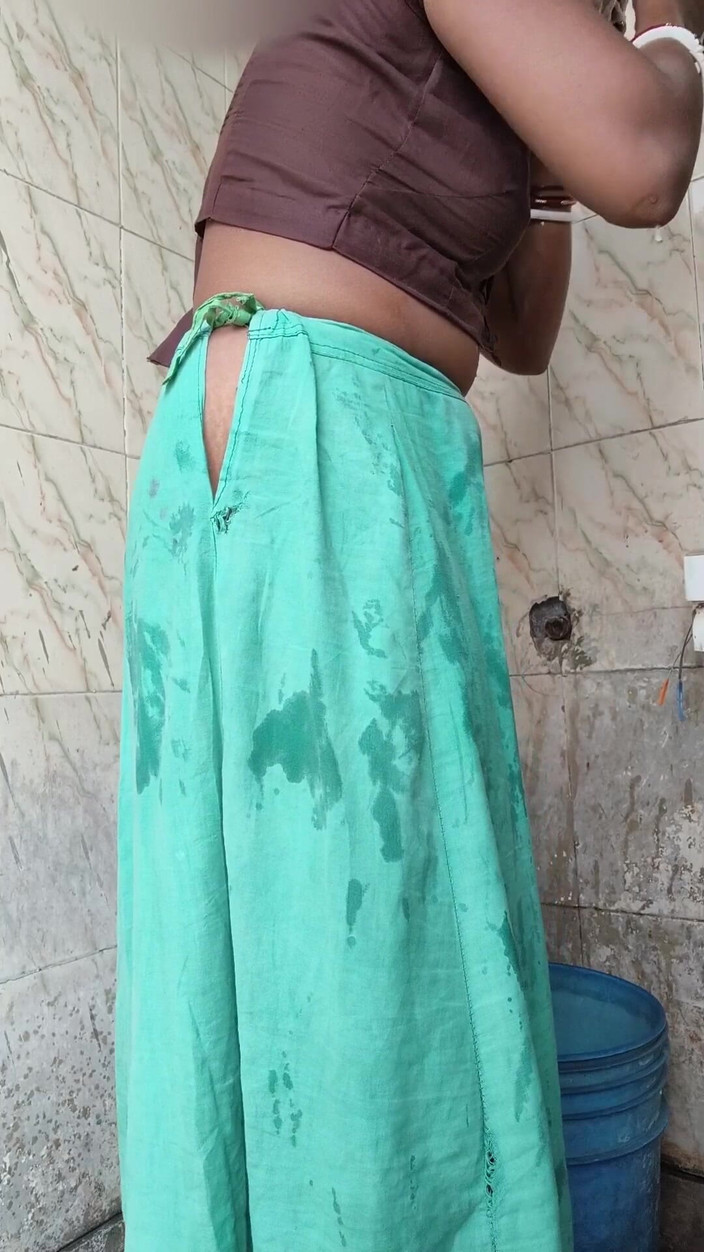 RoboticApple28: Сімран Бхабхі купається на відкритому повітрі, преса для цицьок і шоу пизди