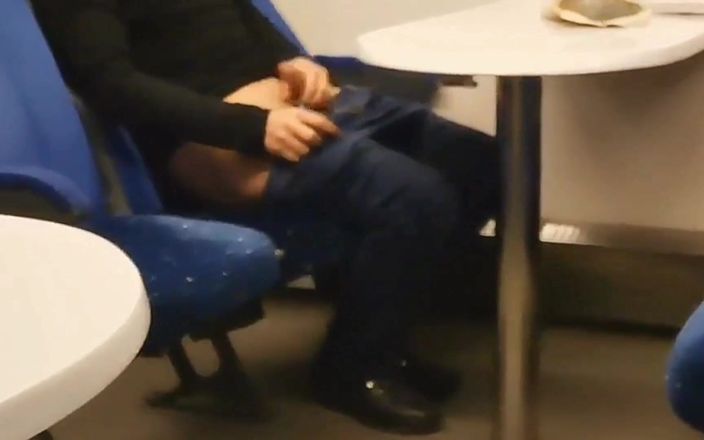 Yellow Blue: ट्रेन में जोखिम भरा लंड मरोड़ना। लगभग पकड़ा गया