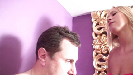 Femdom Austria: Nyonya pirang jangkung menggunakan Joschi sebagai spittoon