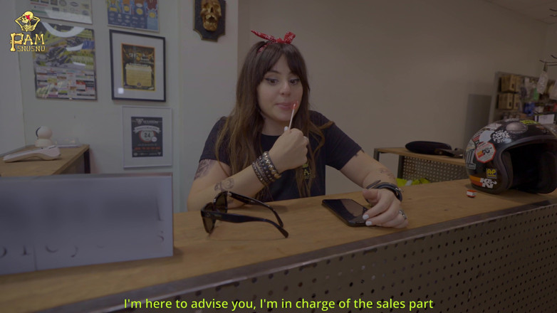 Pamsnusnu: Vendedora de loja de motocicletas fode cliente