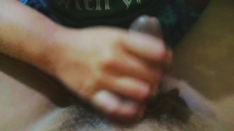 Angelina pop: Minha esposa massageia o pau do colega de trabalho durante...