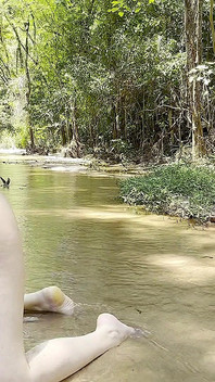 폭포에서 담배 피우기