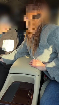 Une belle femme mariée qui me fait jouir avec ses mains et sa bouche même au travail