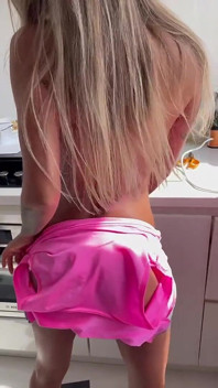 มอนิก้า ฟ็อกซ์ สาวหีฉ่ำ ในบอดี้สูทสีชมพู ถอดเสื้อผ้าในครัว