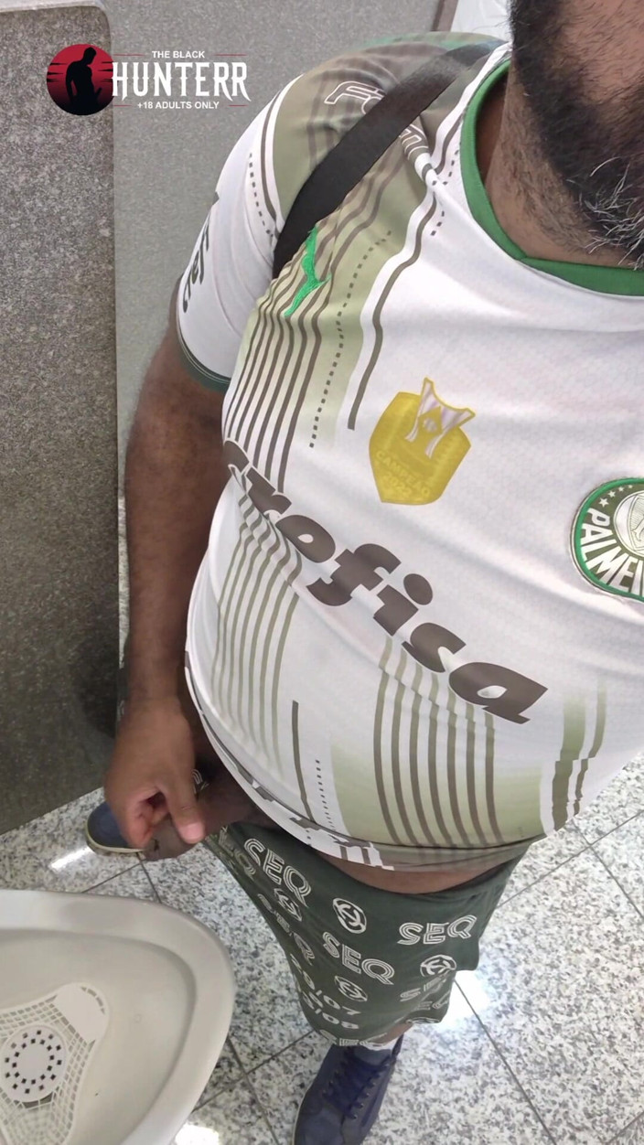 TheBlacKHunterr: Depois Do Treino Mastubando No Banheiro