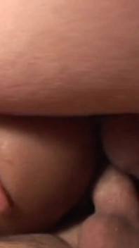 Sexy ebenholz nimmt zwei riesige schwänze und bekommt beide löcher gefickt