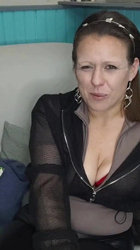 Orta yaşlı seksi kadın seks oyuncakları hakkında konuşuyor ve gerçek solo orgazm için mastürbasyon yapıyor
