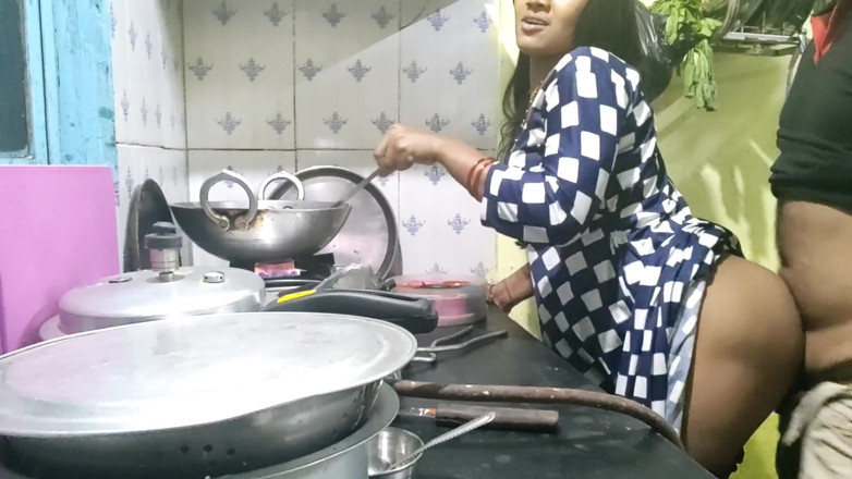 Mumbai Ashu: Гаряча індійська дівчина, кічен секс