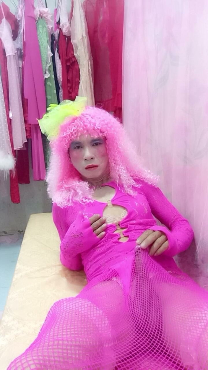 nguyen dang thien tri: Oanh Le Transgender Wearing a Sexy Dress to Take a...