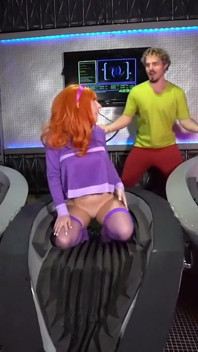 Scooby Dooby Doo! Daphne Blake Kızıl Saçlı Orta Yaşlı Seksi Kadın Uzay Gemisinde Kilitli Ve Shaggy Tarafından Sert Sikiliyor