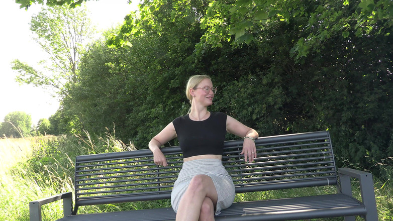 Blondehexe: Fata urinând afară