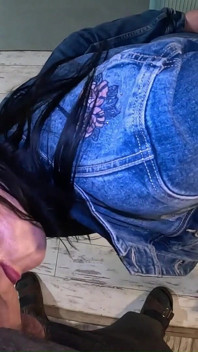 Tachinare dură și ejaculare dublă pe blugii mei rupți și jachetă open denim