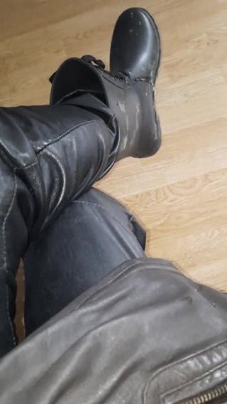 SinDee: Schmutzige gummistiefel mit lederhosen
