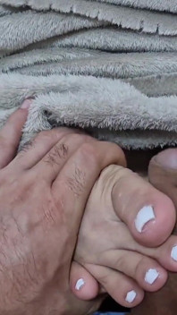 Attachée et baisée par les pieds